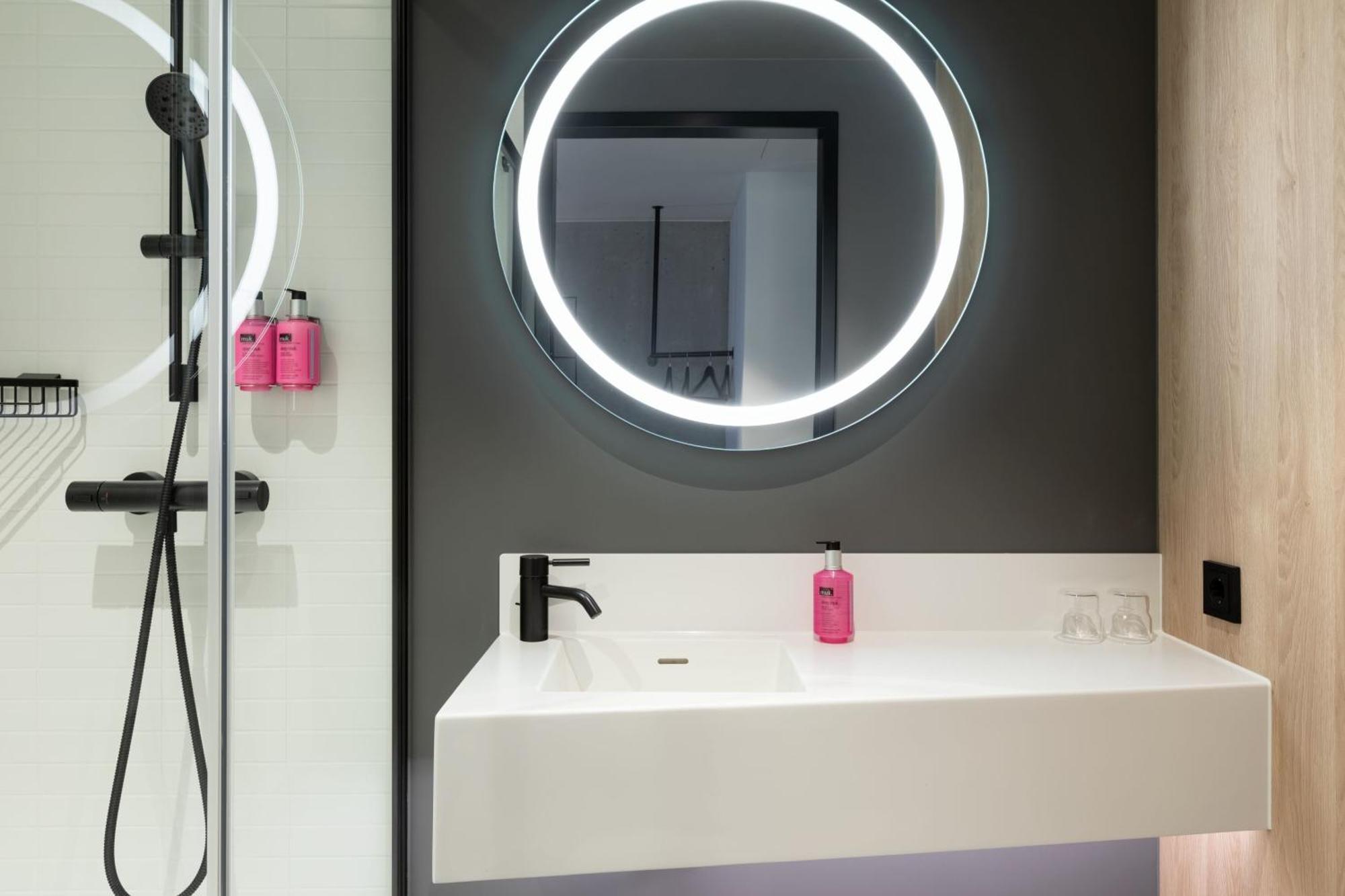 Moxy Outletcity Metzingen เมทซิงเงน ภายนอก รูปภาพ